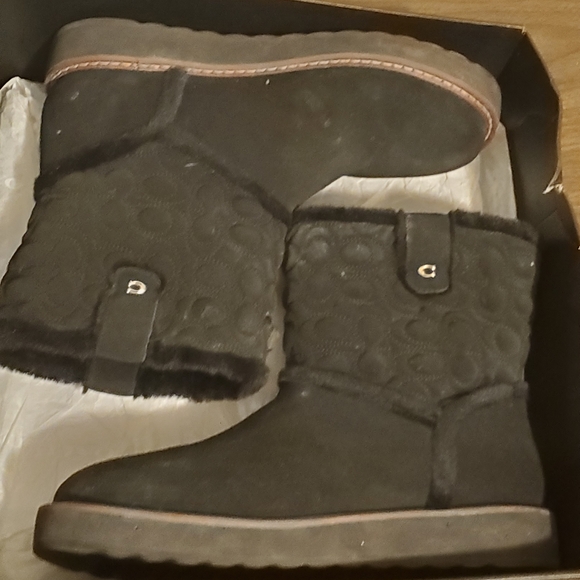 Women's Black Winter Boots - Picture 10 of 17